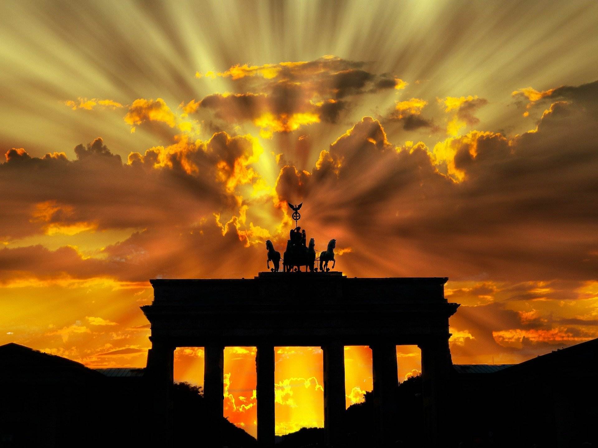 Ein Bild vom Brandenburger Tor im Sonnenuntergang